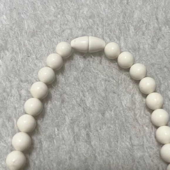 Vintage Ivory Graduated Plastic Bead 28 Inch Long Necklace Screw Clasp - Picture 5 of 9